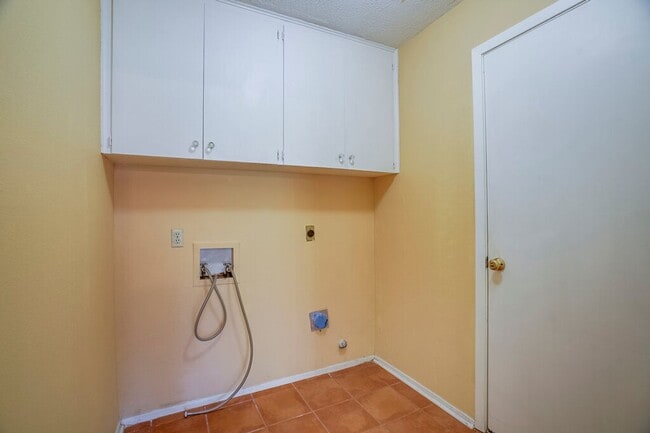 Building Photo - 506 E Palm Valley Blvd