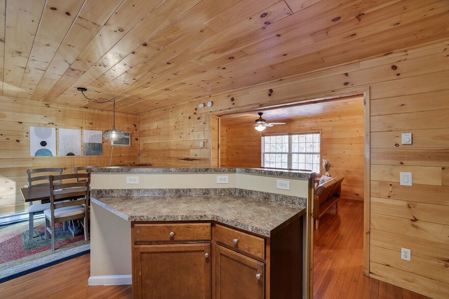 Building Photo - 255 Hillary Dr W