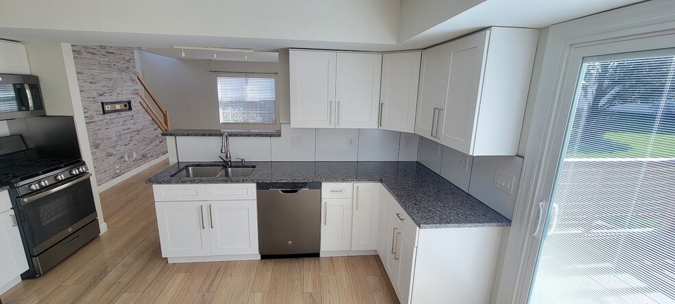 Building Photo - 1643 Dogwood Dr