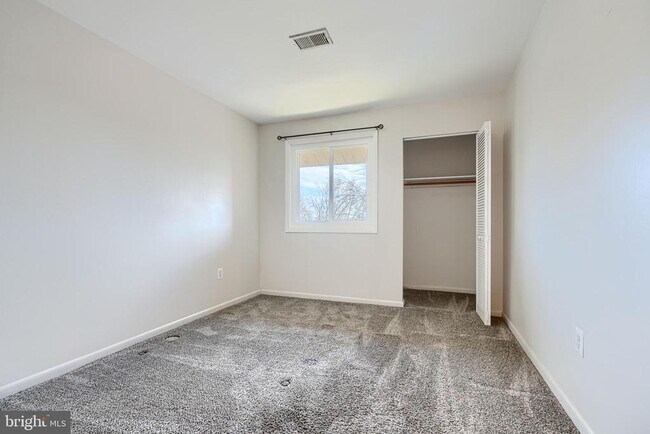 Building Photo - 130 Royal Oak Dr