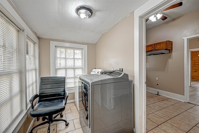 Building Photo - 406 Woodward St