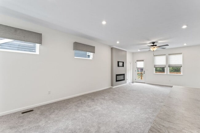 Building Photo - Short Term New Construction Townhouse for rent! Rental tell the end of May