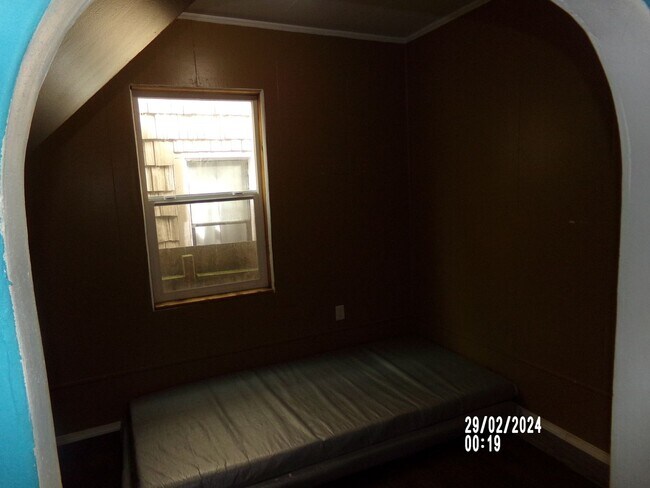 Building Photo - 4bd 1ba Home