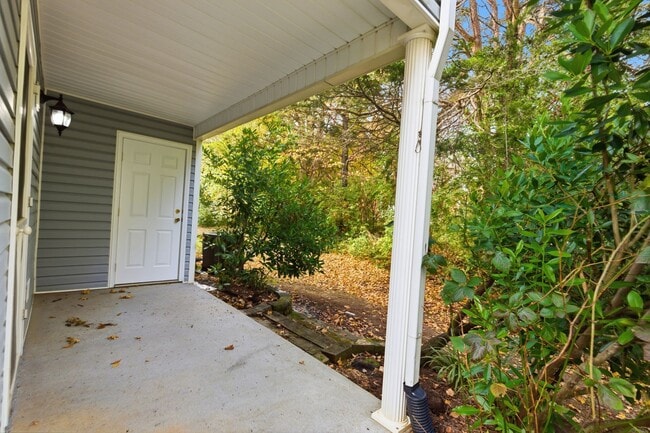 Building Photo - Knoxville 37912 - 2 bedroom 1.5 bath condo - call Jean Chung 865-386-1022