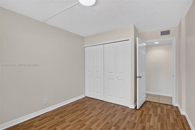 Building Photo - 220 Lakeview Dr
