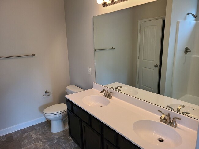 Building Photo - Beautiful 3 bedroom, 2.5 bath townhome - Holly Ridge - Rent discount!