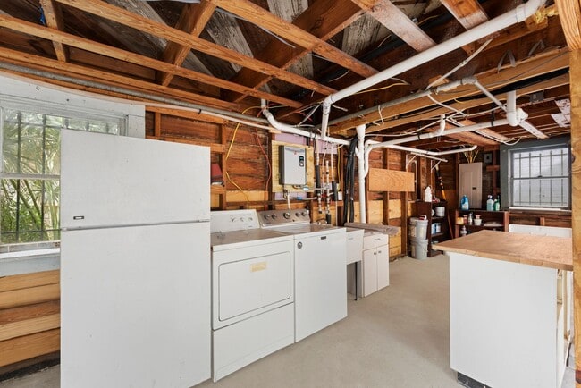 Building Photo - Charming 1-Bedroom in the Heart of Montrose!