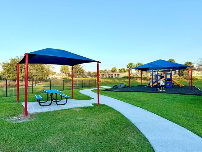 Building Photo - Premier 4bedrooms/2baths residence - Florida living at its finest!