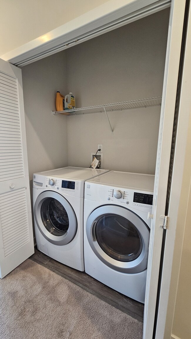 Building Photo - 549 Westport St