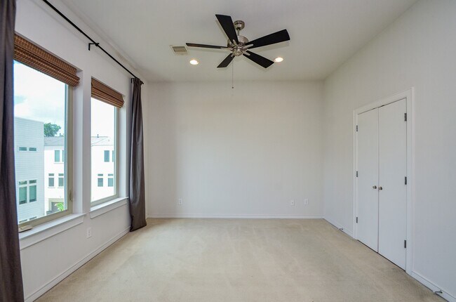 Building Photo - 1310 Delano St