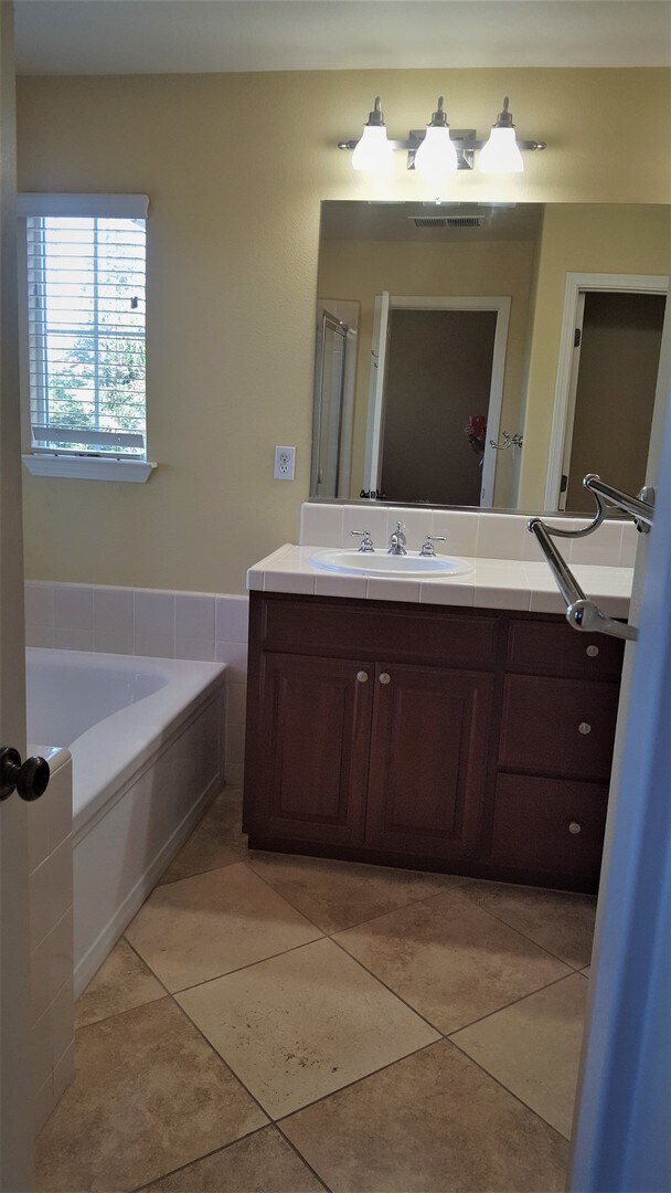 Building Photo - San Ramon's Lovely Windemere, Canadora Two Story Home 3 Br. + Loft, 2.5 Ba.