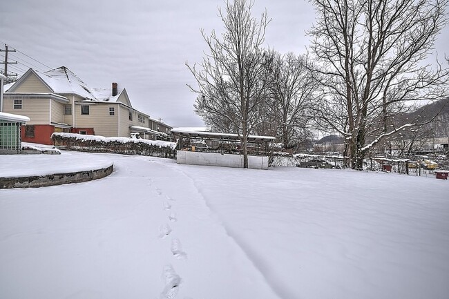 Building Photo - 3 Bedroom 1 Bath in Johnson City TN