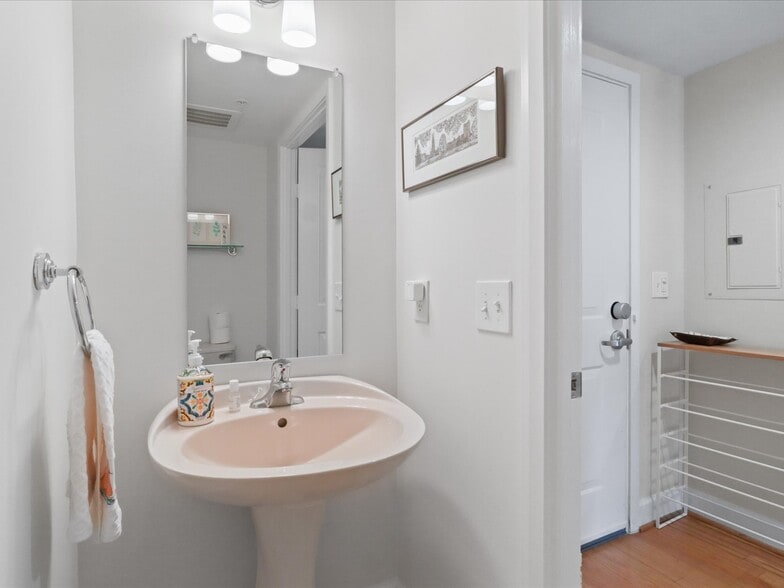 Building Photo - 1220 N Fillmore St