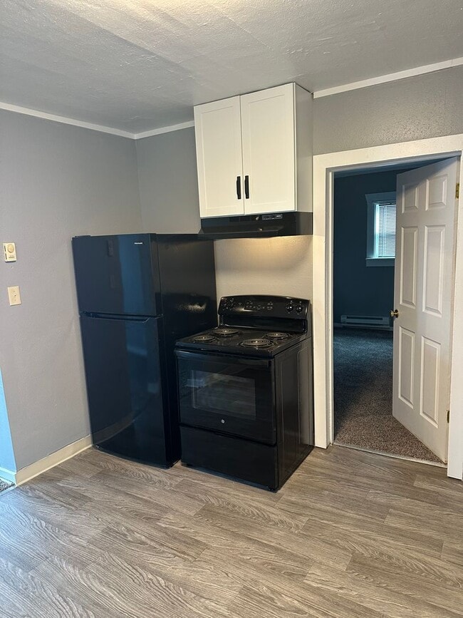 Building Photo - 4+ bedrooms, 1.75 bathrooms in South Tacoma