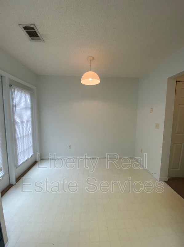 Building Photo - 1100 Pineland Ave