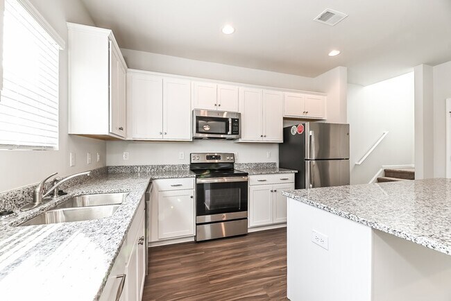 Building Photo - Modern 4 Bedroom Home in Mackey Farms