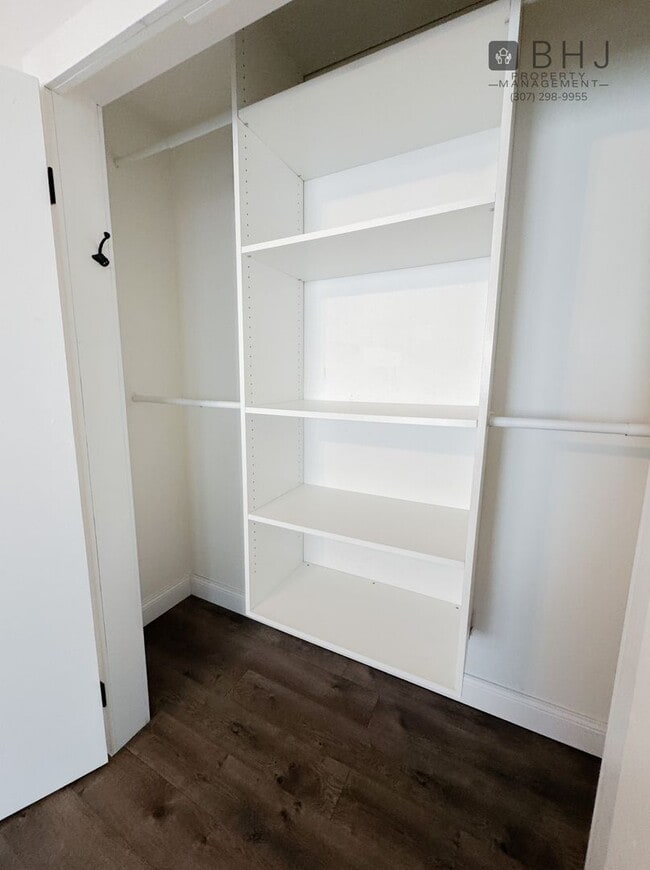 Building Photo - DOG FRIENDLY, 3 BED/ 1.5 BATH SINGLE FAMIL...