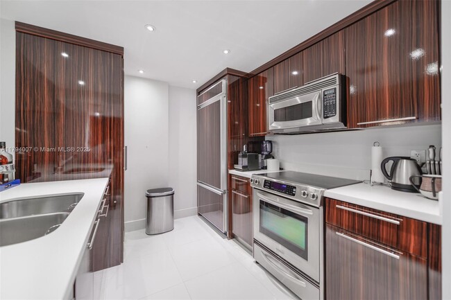 Building Photo - 10275 Collins Ave
