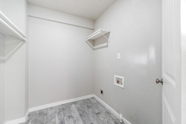 Building Photo - Gorgeous 5 bedroom, 2.5 bath House on a .8...