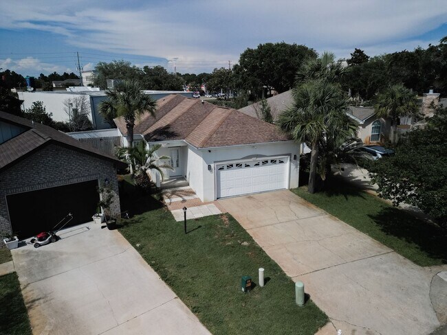 Building Photo - Beautiful 3 Bedroom Home in Destin. Beachside of Hwy 98!