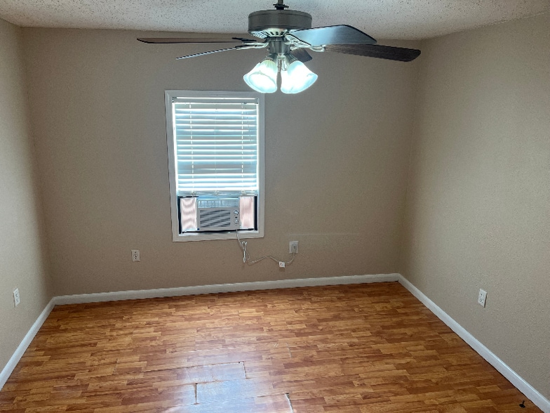 Building Photo - 309 Desire St