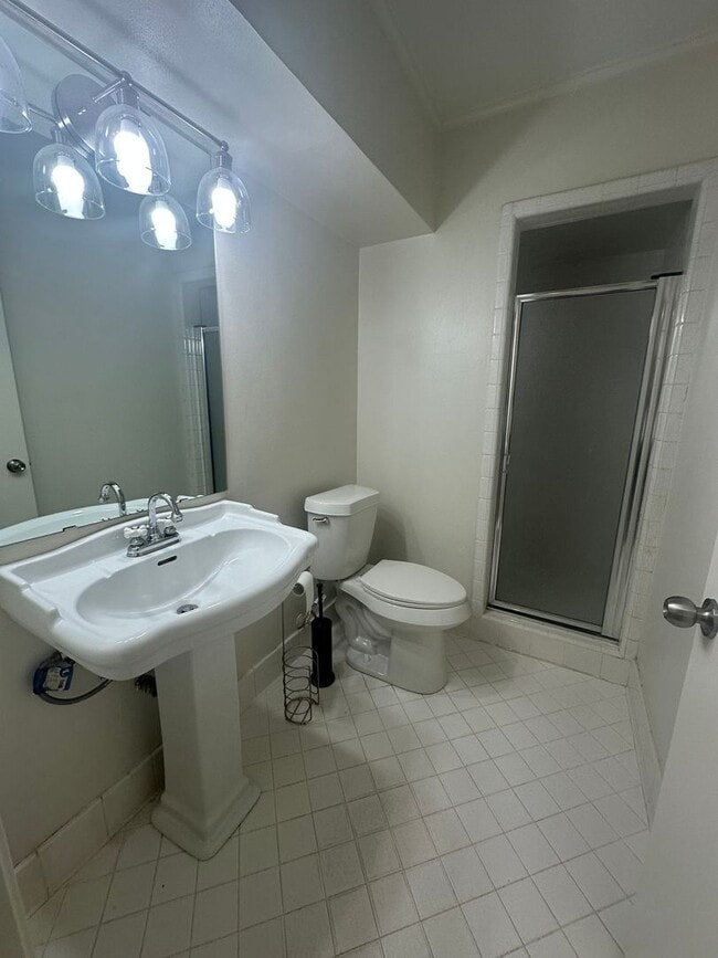 Building Photo - Gorgeous 3 Bedroom South Highland Home wit...