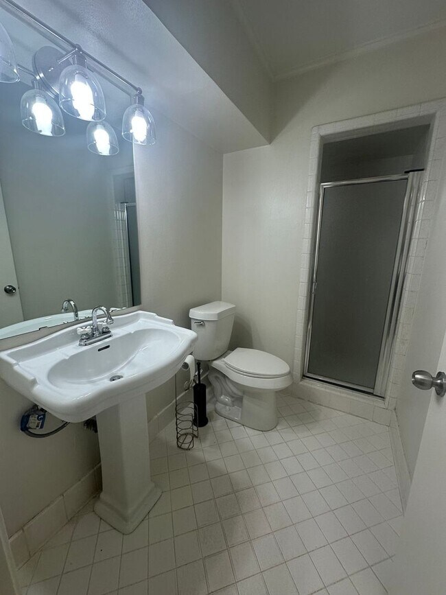 Building Photo - Gorgeous 3 Bedroom South Highland Home with Bonus Room!