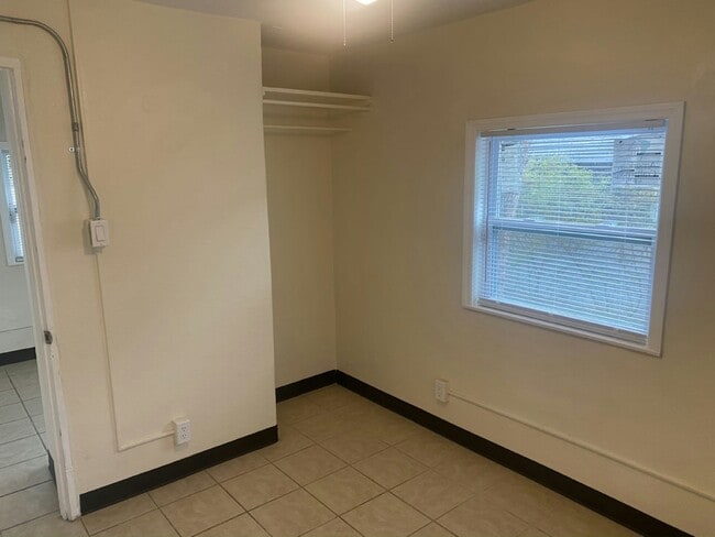 Building Photo - 4 E Main St