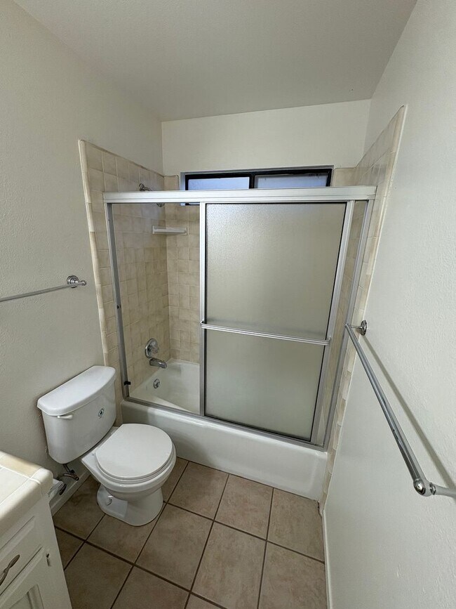 Building Photo - SW Visalia Home Available Now!