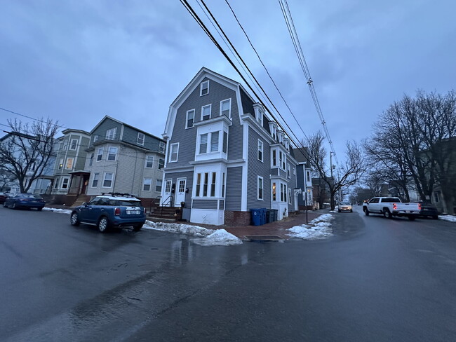 Building Photo - Charming 2-Bedroom Apartment in Portland's East End!
