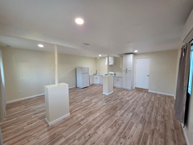 Building Photo - 524 W Greenwood Ave