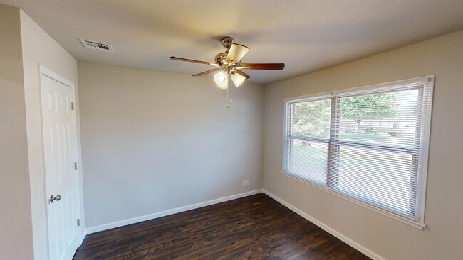 Building Photo - 6010 E 18th St