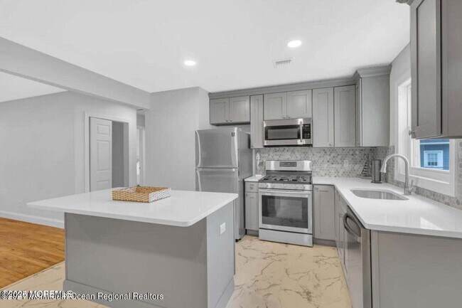 Building Photo - 1145 Roe Ave