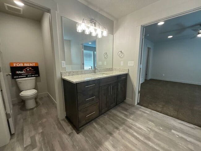 Building Photo - 2 bedroom 2 1/2 bath Townhouse 2 car garage.