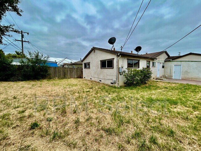 Building Photo - 164 Rounds St