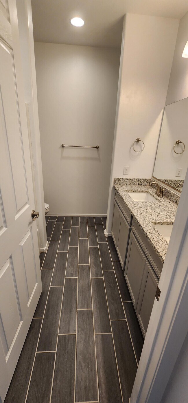 Building Photo - 7822 S Wolf Creek Dr