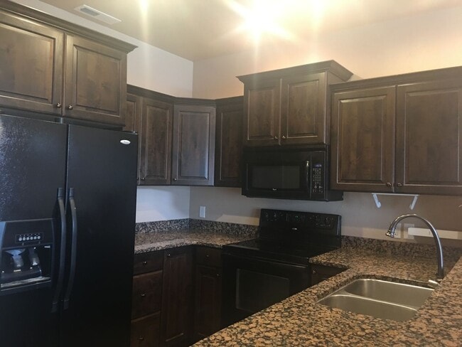 Building Photo - 2 Bedrooms Available in Shared Townhome