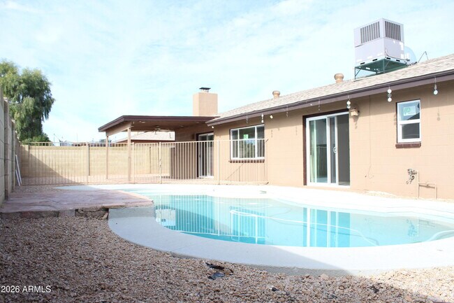 Building Photo - 7301 W Canterbury Dr