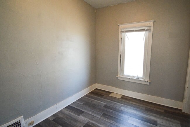 Building Photo - Cute pet friendly home with fenced yard!