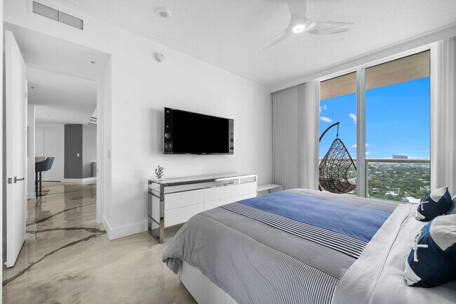 Building Photo - 347 N New River Dr E