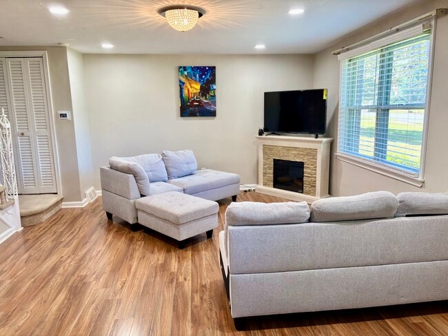 Building Photo - 632 Dutton Cir