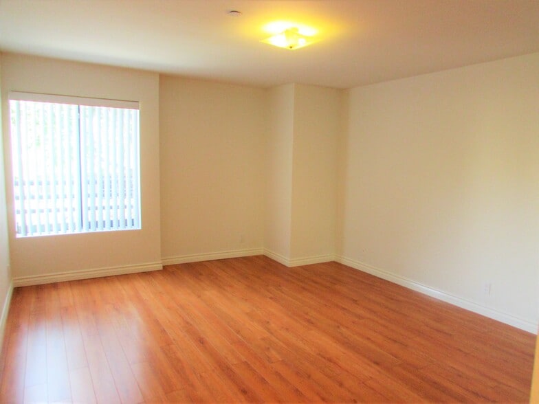 Building Photo - 1141 N Columbus Ave