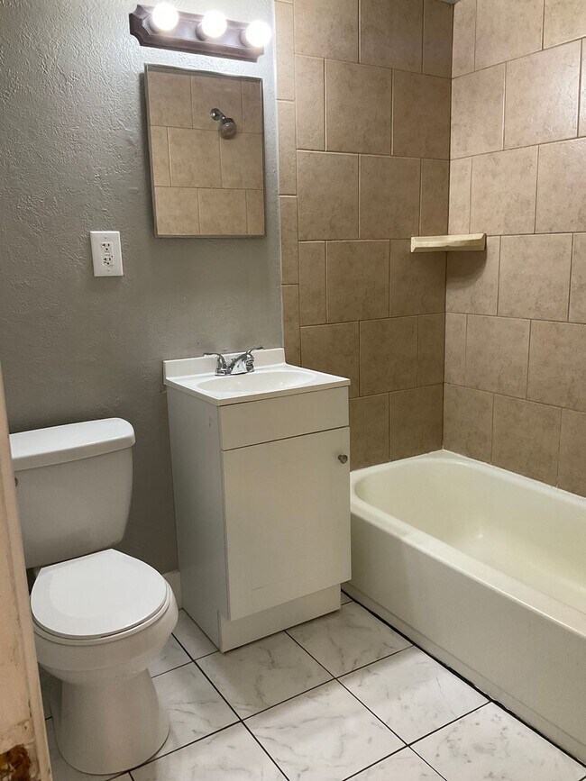 Building Photo - 3 Bed 2 Bath Newly Remodeled Home in Midwe...
