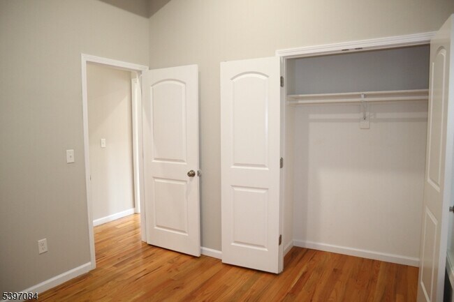 Building Photo - 154 Garside St