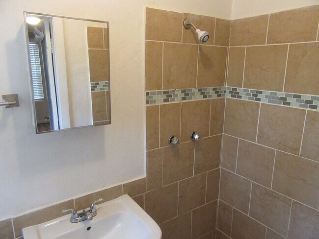 Building Photo - 1511 Molitor Ave
