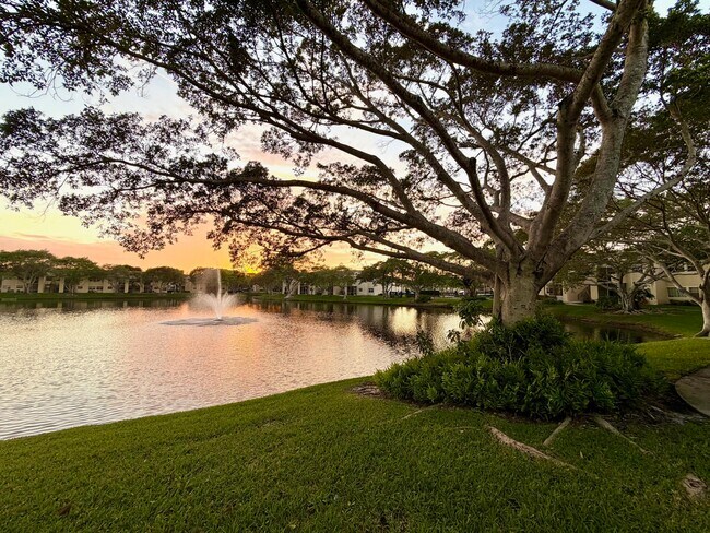 Building Photo - 660 Cypress Club Way