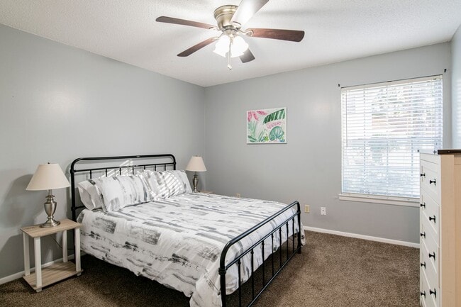 Building Photo - 2 Bed/1 Bath Condo with In-Ground Pool