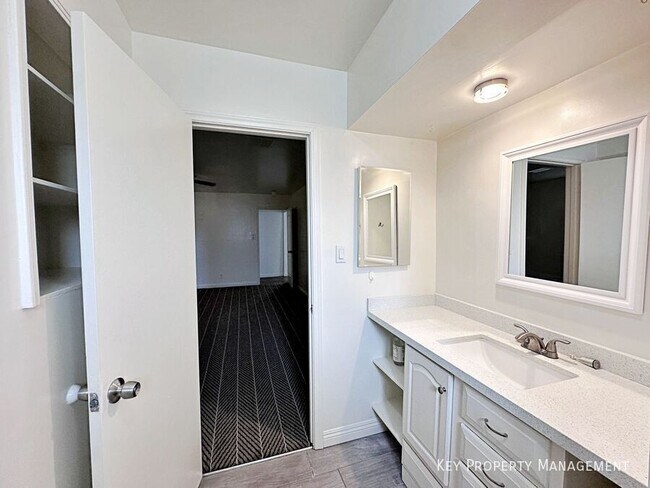Building Photo - 812 Bracken Ave