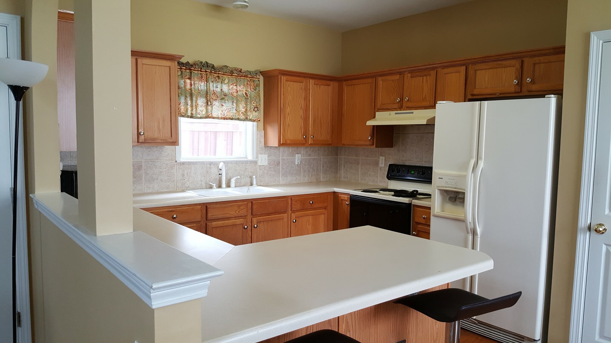 Kitchen, this picture is old now we have new kichen appliances - 1162 Island Pl E