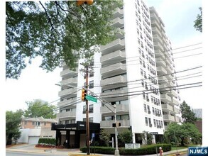 Building Photo - 1600 Center St